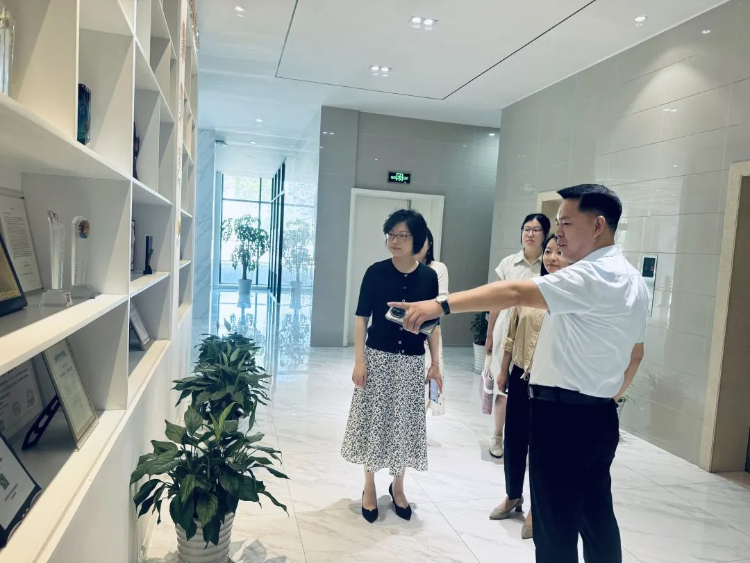 新聞 | 吳涇鎮(zhèn)黨委領(lǐng)導(dǎo)蒞臨寶開，夏送清涼，慰問一線