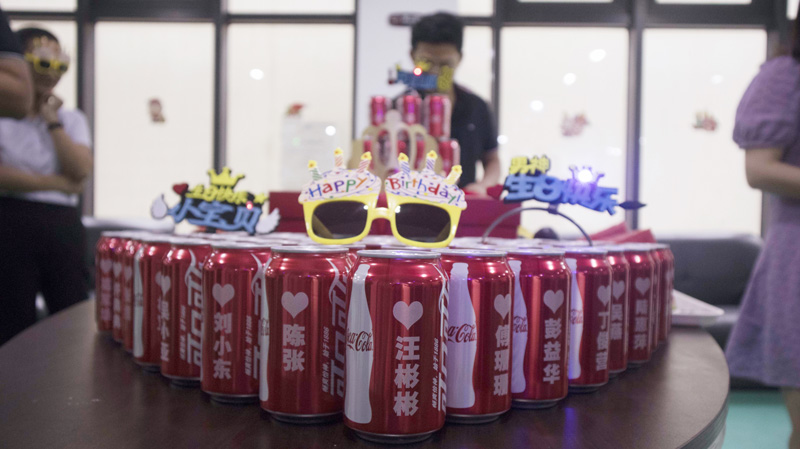 八月集體生日會 | 與久違的祝?；馃嵯嘧?  src="/uploads/allimg/210903/1-210Z3141I4337.jpg" /></p>
<p>此次集體生日會，是今年疫情以來寶開舉辦的第一場生日會。雖是寶開企業(yè)文化建設(shè)的常規(guī)活動，由寶開工會和人事行政部組成的籌備組也希望帶來一些不一樣的“新意”和“心意”，此次特別為所有寶開成員定制了專屬可樂。</p>
<p><img alt=