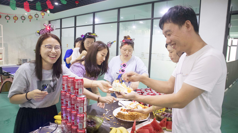 八月集體生日會 | 與久違的祝?；馃嵯嘧?  src="/uploads/allimg/210903/1-210Z3142201312.jpg" /></p>
<p><img alt=