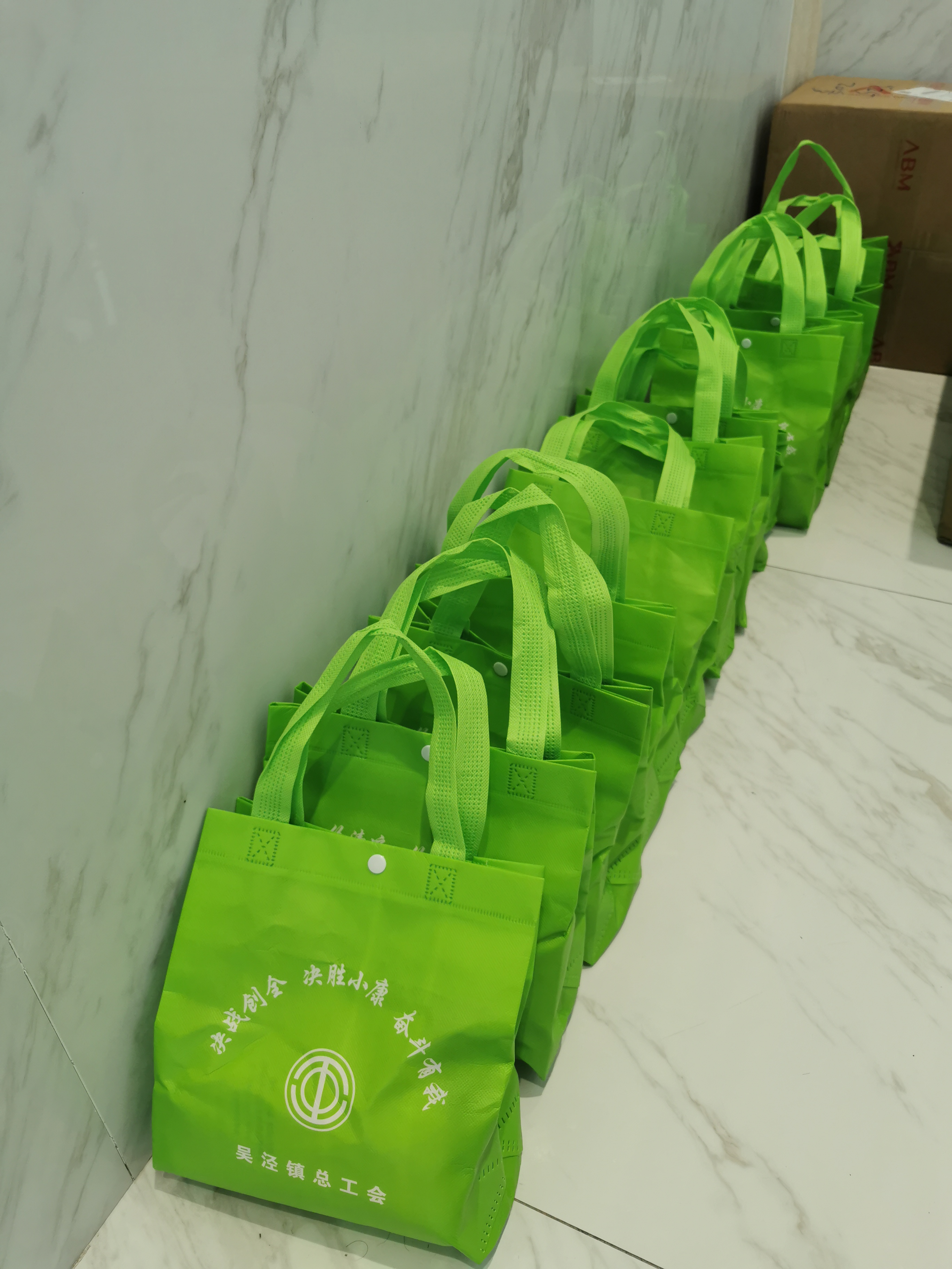 關(guān)愛職工 · 夏送清涼 | 寶開工會(huì)赴一線送清涼，致敬高溫下的堅(jiān)守