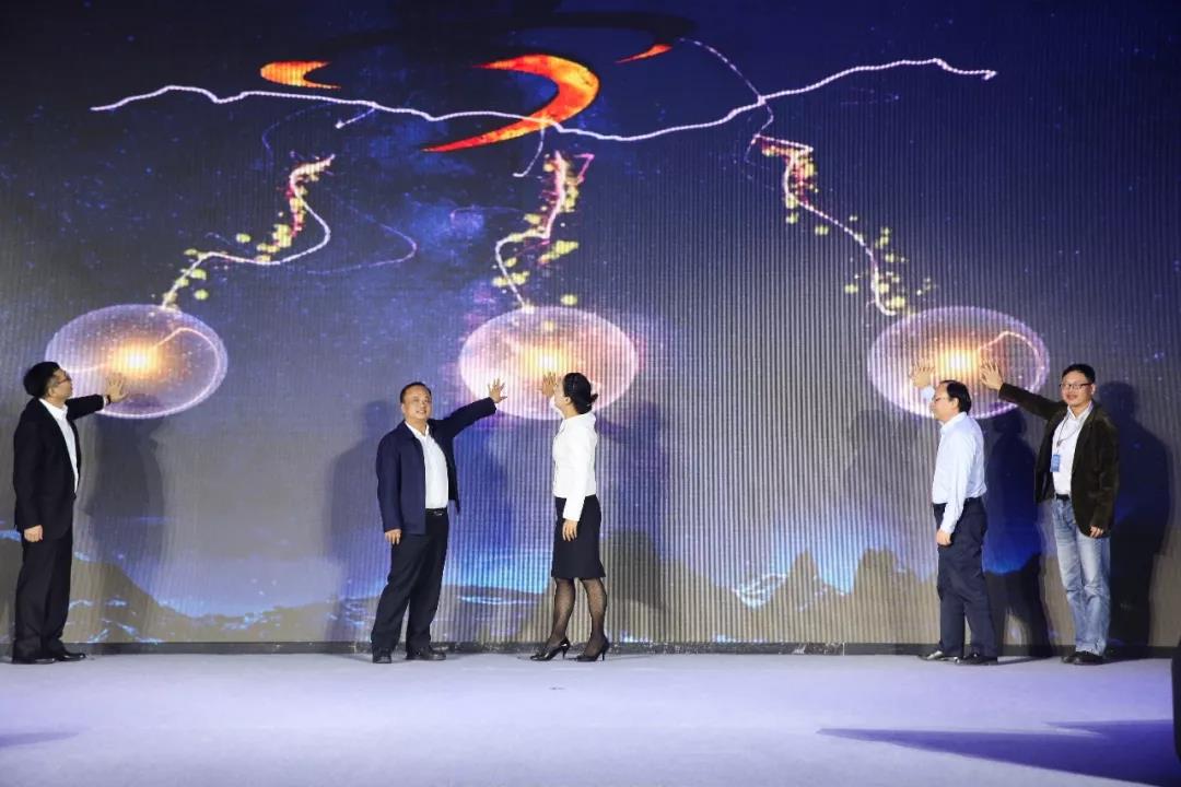 寶開領(lǐng)導(dǎo)張振林、王雷受邀出席 | 2018湖南大美服飾供應(yīng)鏈高峰論壇圓滿舉行！